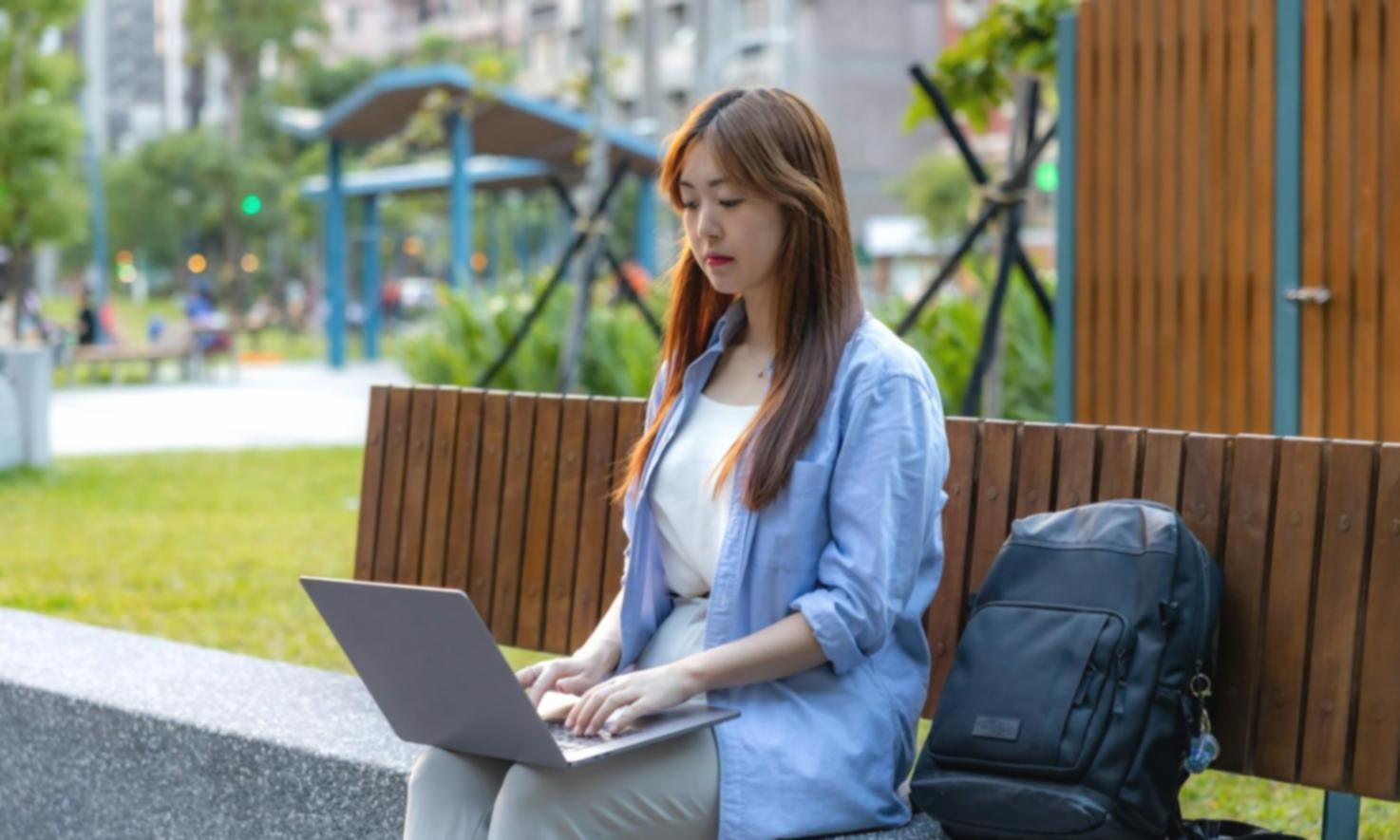 Finanzexperte erklärt Investmentstrategien an einem Whiteboard