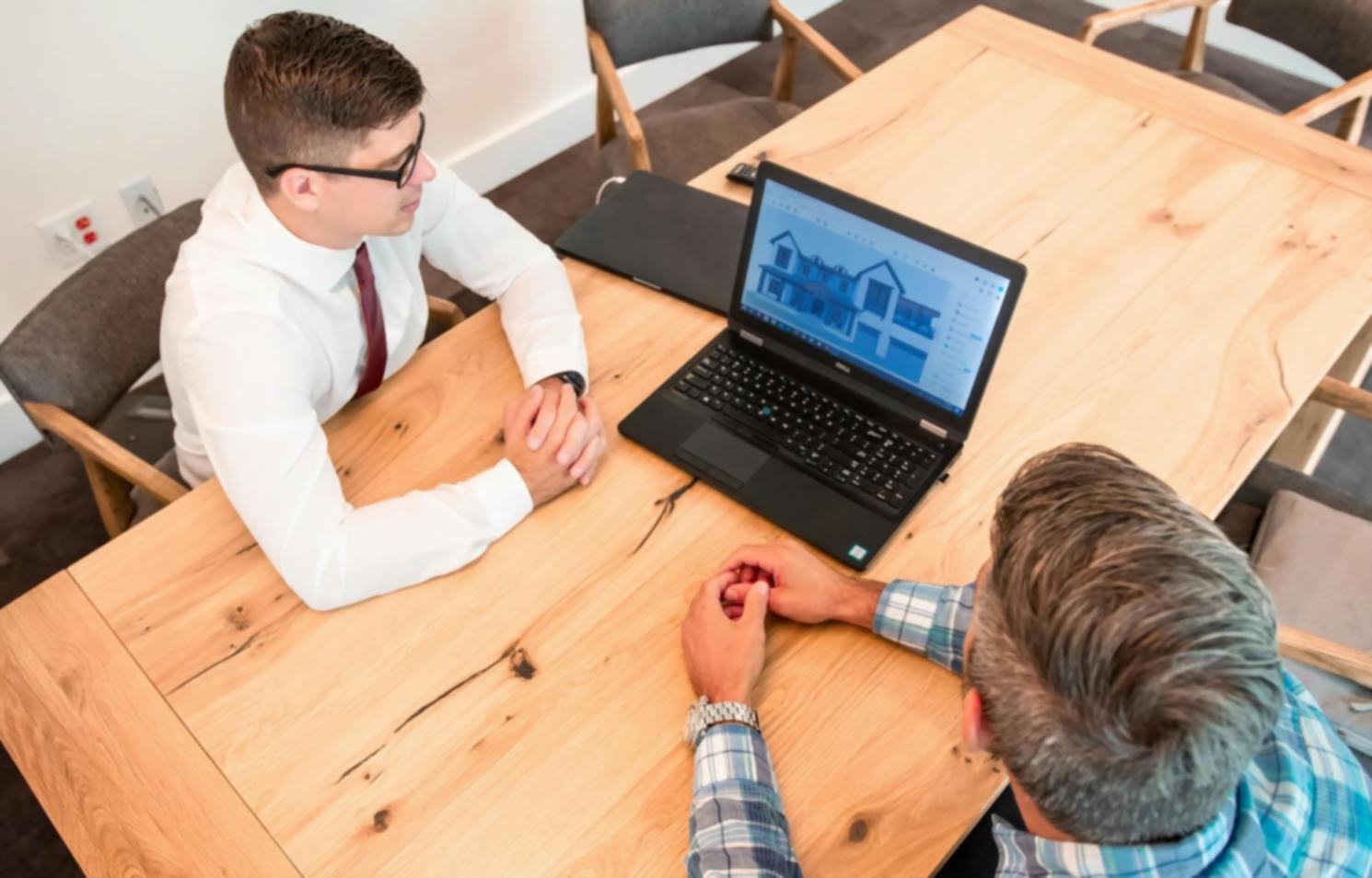 Teilnehmer beim praktischen Finanzlernen mit Dokumenten und Analysen